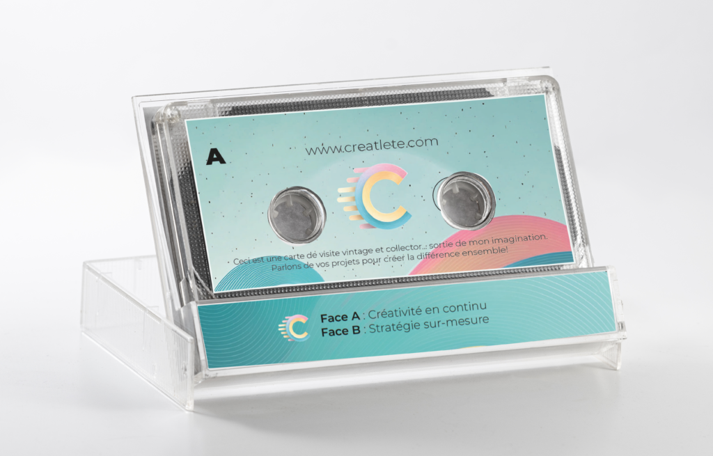 Une cassette audio détournée en carte de visite, voilà une idée écolo et vintage à la fois!